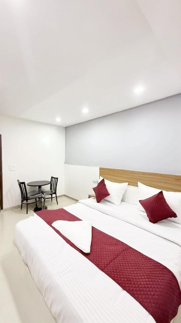 Hotel Modern Town Neu-Delhi Exterior foto