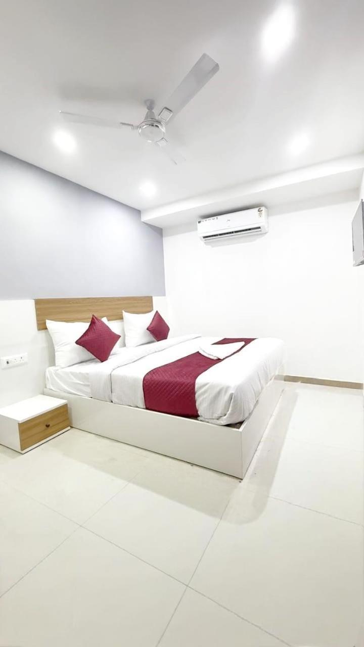 Hotel Modern Town Neu-Delhi Exterior foto